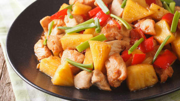 Chicken with pineapple and red pepper